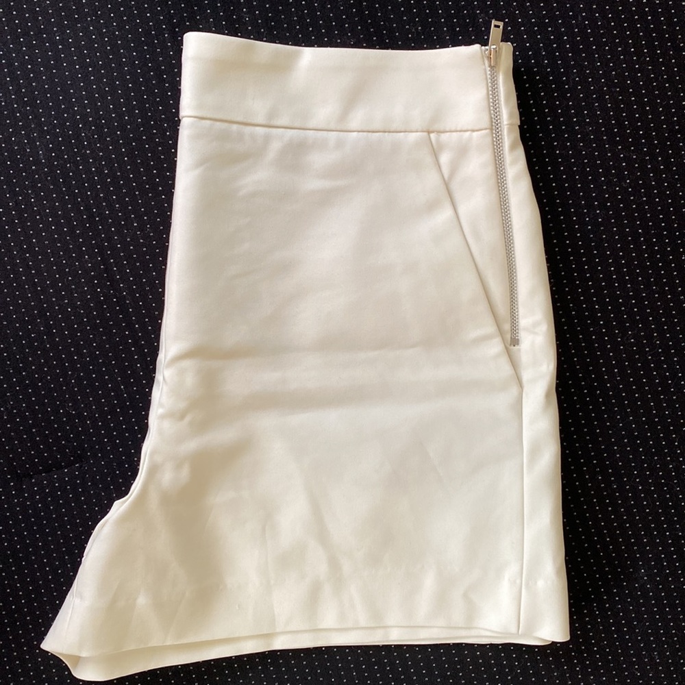 White High Waisted Shorts w/ front pockets. Side metal zip closure